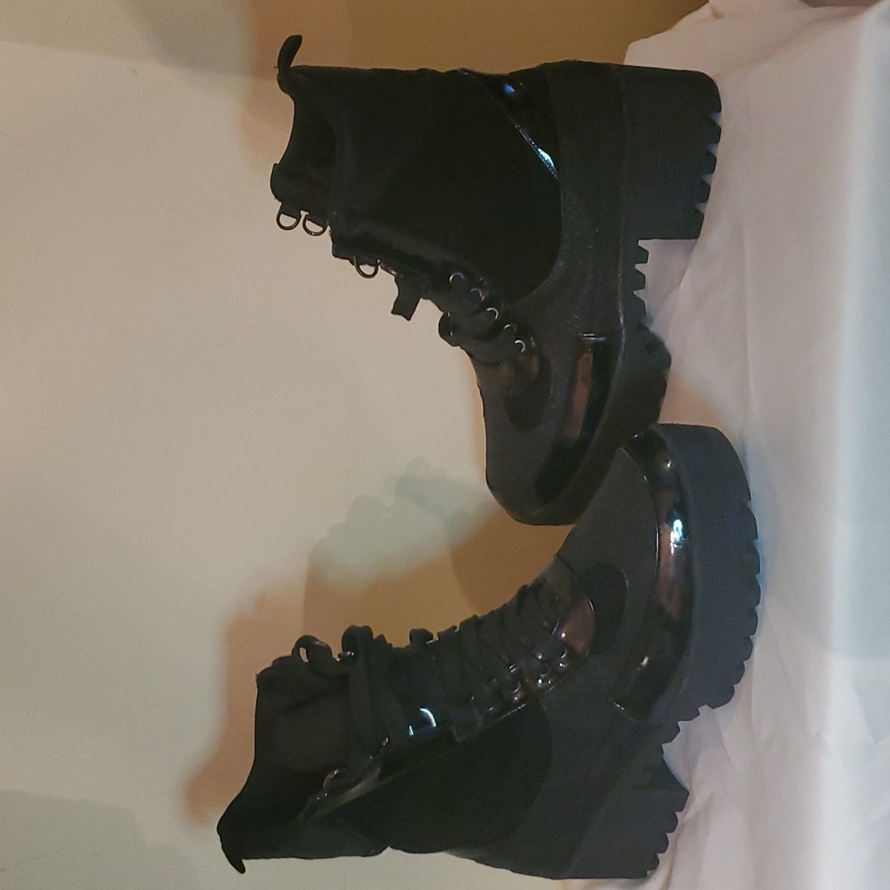 Women Fashion Nova Casual Black Boots in a Size 7